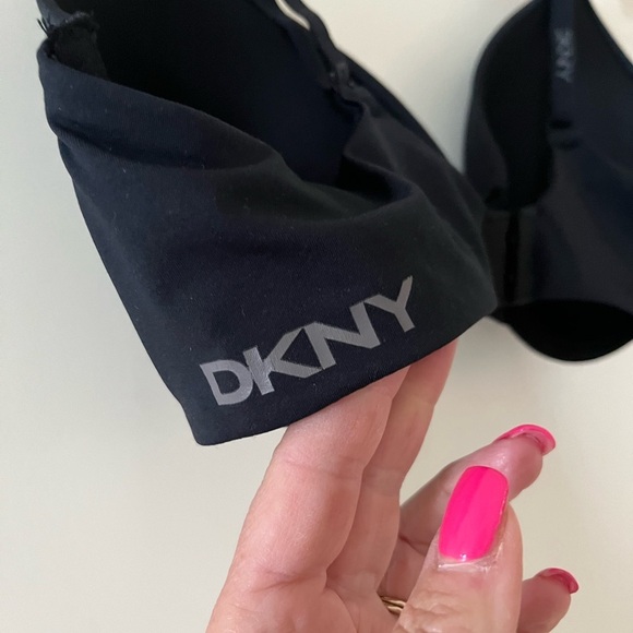 New! DKNY Women's Black Bra size 36C adjustable with some padding - Picture 2 of 10